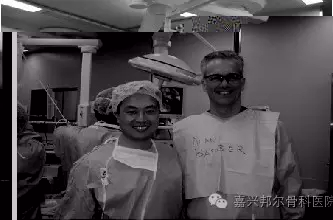 程栋与美国肩肘外科微创技术创始人阿兰·巴伯教授术后合影 -- 嘉兴邦尔骨科医院